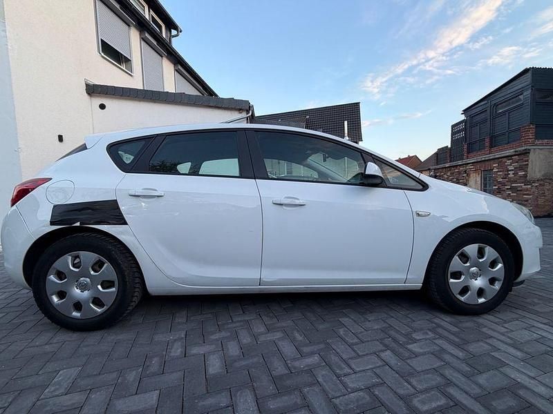 Używany Opel Astra Edition 120 KM (88 kW) 2012 Biały Sedan/Limuzyna