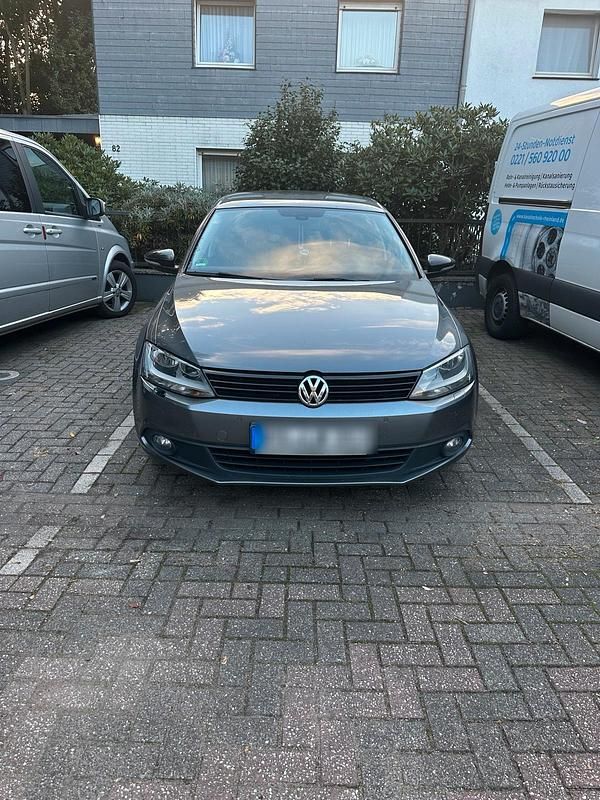 Grau Gebraucht 2012 VW Jetta Limousine | 7.250 € (Etwas zu teuer) - Bild 1/4