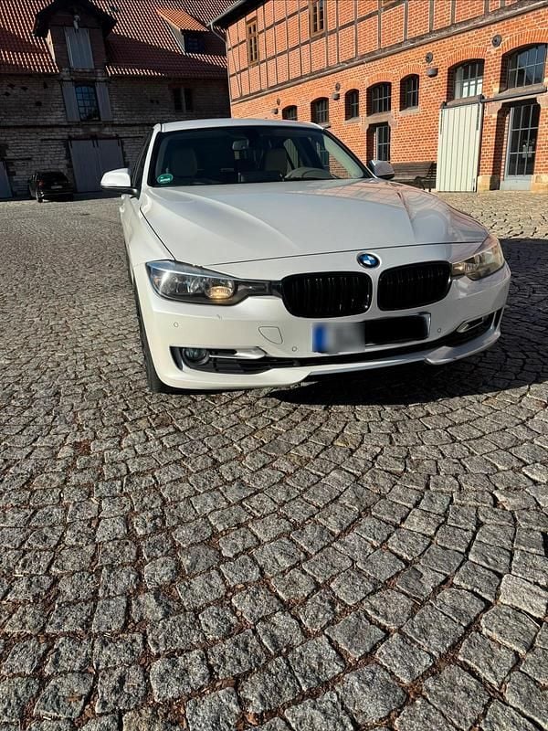 Gebraucht BMW 320 184 PS (135 kW) 2012 Weiß Limousine