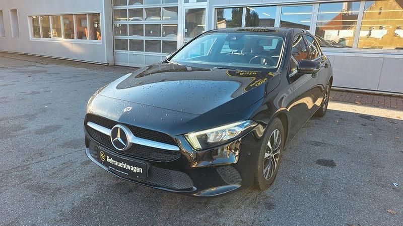 Schwarz Gebraucht 2022 Mercedes A180 Limousine | 15.990 € (Fairer Preis) - Bild 1/4
