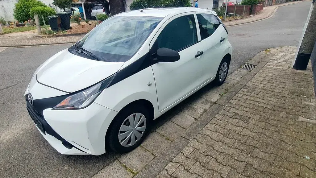Gebraucht Toyota Aygo 69 PS (50 kW) 2017 Weiß Kleinwagen