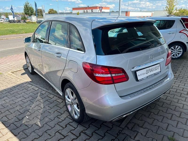 Gebraucht Mercedes B200 156 PS (114 kW) 2017 Silber Van / Kleinbus