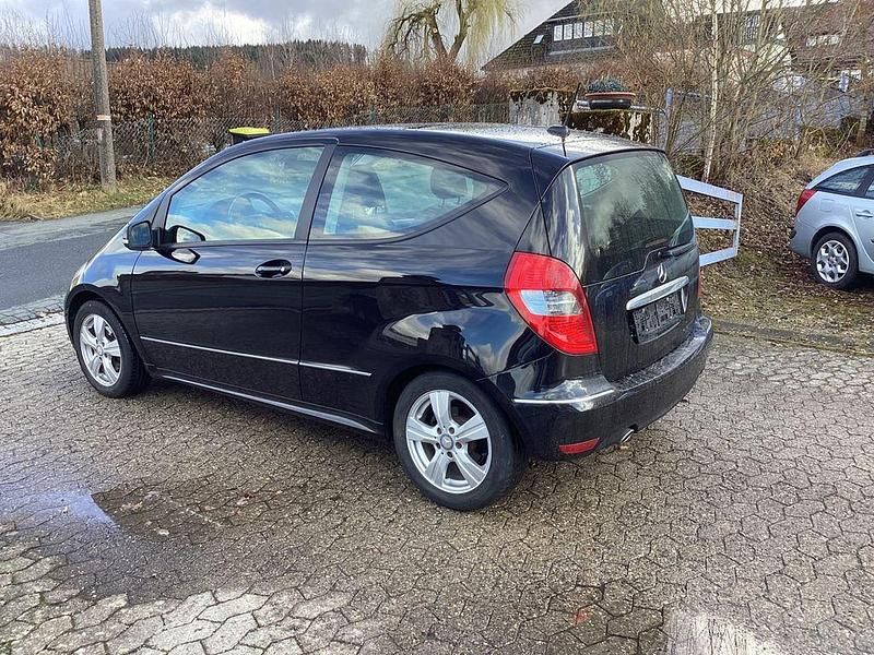 Gebraucht Mercedes A180 109 PS (80 kW) 2010 Schwarz Kleinwagen