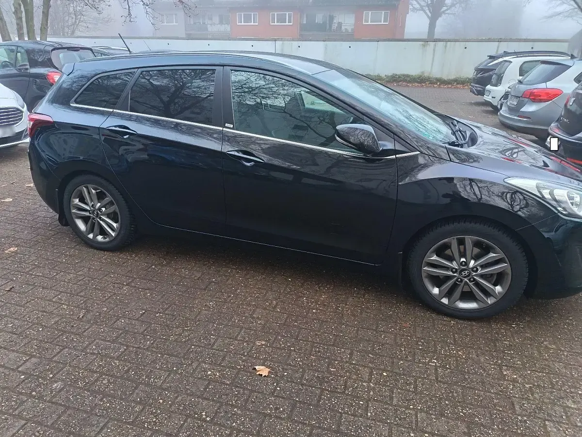 Gebraucht Hyundai i30 Passion 135 PS (99 kW) 2016 Schwarz Kombi