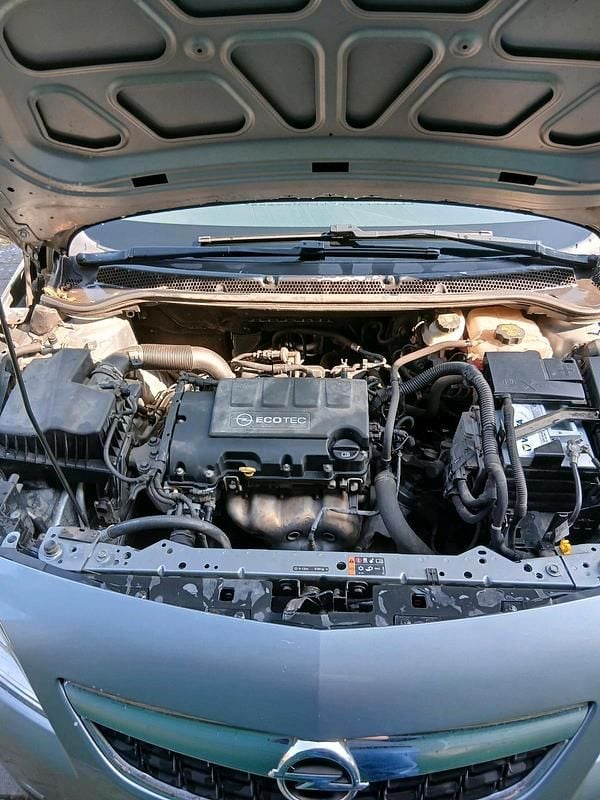 Gebraucht Opel Astra 100 PS (73 kW) 2011 Silber Limousine