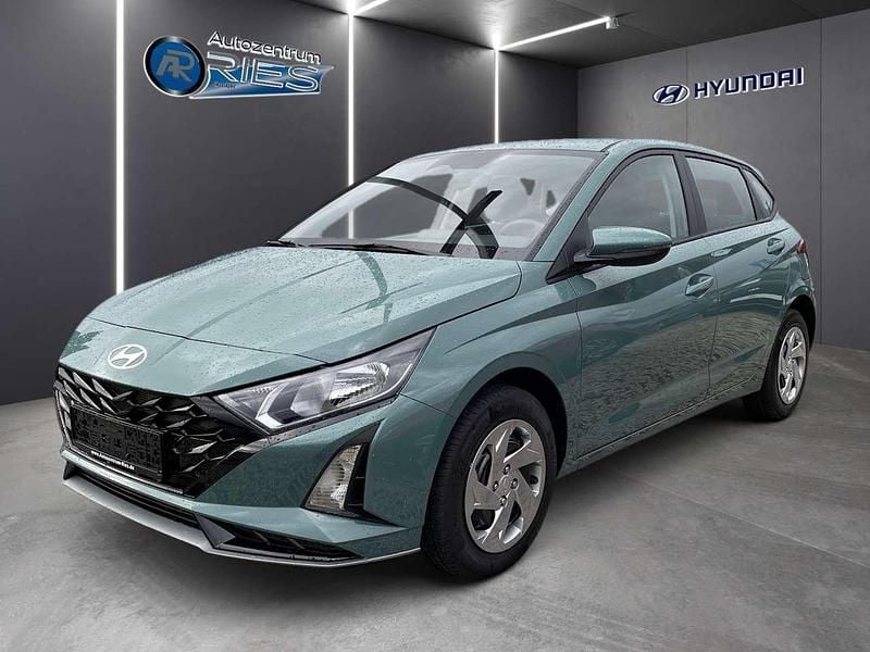 Mangrove green Gebraucht 2025 Hyundai i20 Select Kleinwagen | 16.210 € (Guter Preis) - Bild 1/4