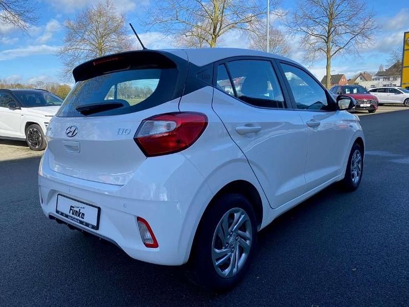 Gebraucht Hyundai i10 Select 67 PS (49 kW) 2023 Atlas white / sol Kleinwagen