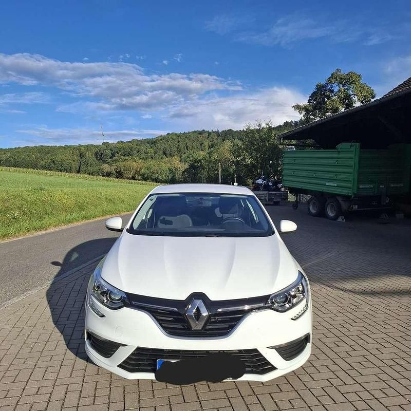 Weiß Gebraucht 2018 Renault Mégane IV Life Kleinwagen | 10.800 € (Fairer Preis) - Bild 1/4