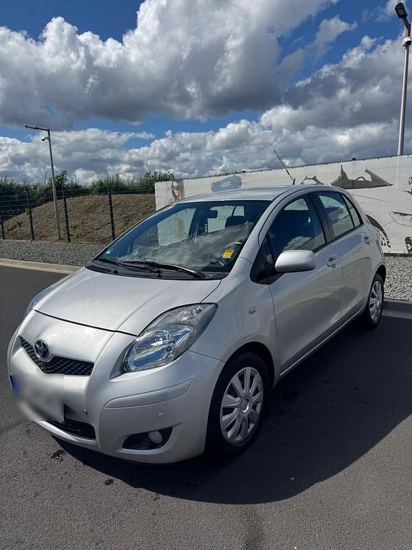 Silber Gebraucht 2010 Toyota Yaris Kleinwagen | 4.500 € (Fairer Preis) - Bild 1/4