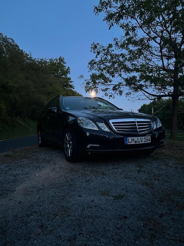 Schwarz Gebraucht 2010 Mercedes E350 Kombi | 8.500 € (Fairer Preis) - Bild 1/4