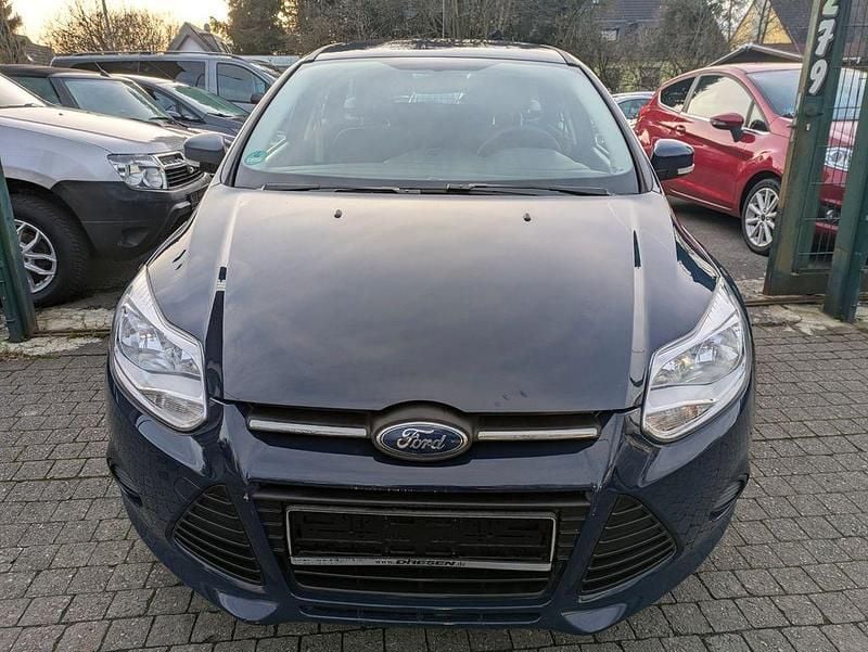 Blau Gebraucht 2013 Ford Focus Ambiente Limousine | 3.999 € (Guter Preis) - Bild 1/4