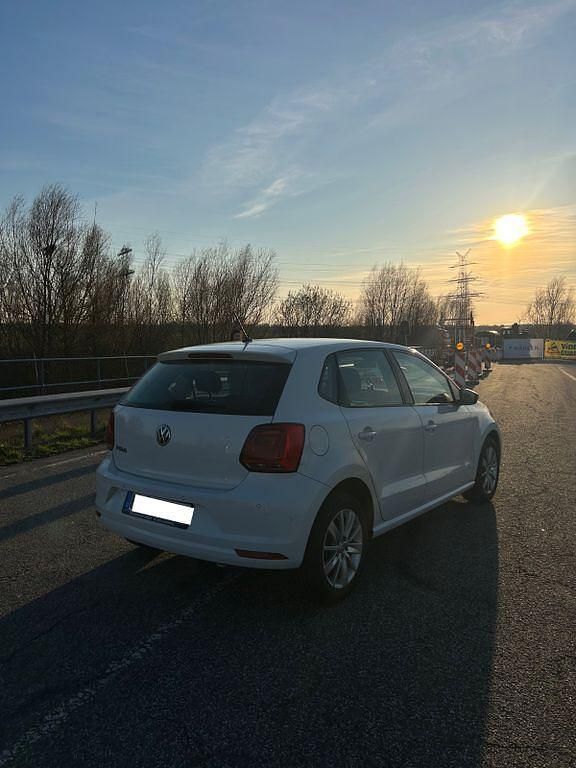 Gebraucht VW Polo Trendline 60 PS (44 kW) 2015 Weiß Limousine