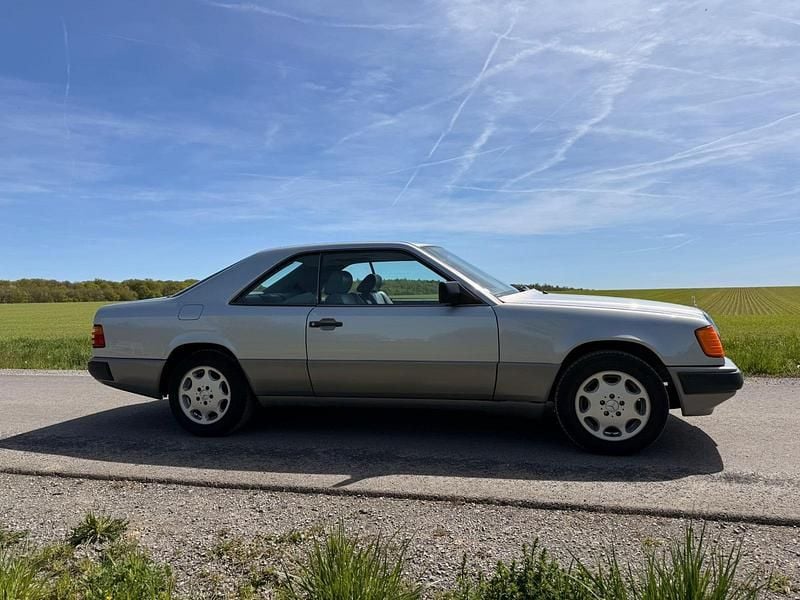 Gebraucht Mercedes 230 136 PS (100 kW) 1988 Silber Coupé