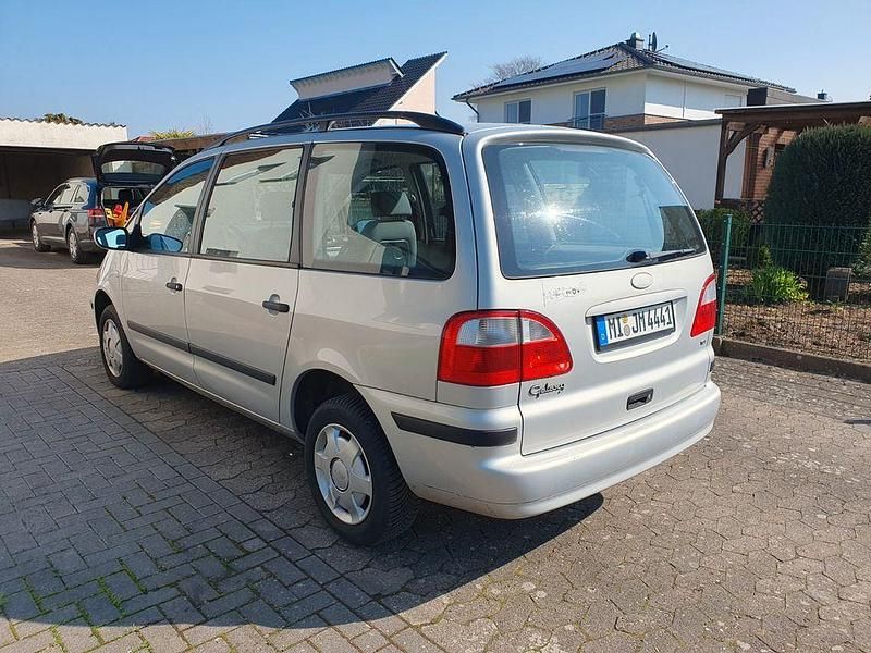 Gebraucht Ford Galaxy Ambiente 116 PS (85 kW) 2002 Silber Van / Kleinbus