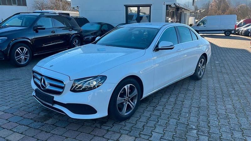 Weiß Gebraucht 2018 Mercedes E200 Avantgarde Limousine | 20.700 € (Fairer Preis) - Bild 1/4