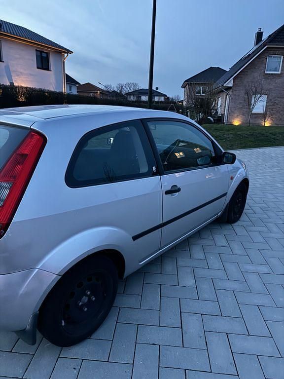 Gebraucht Ford Fiesta Ghia 101 PS (74 kW) 2005 Silber Kleinwagen