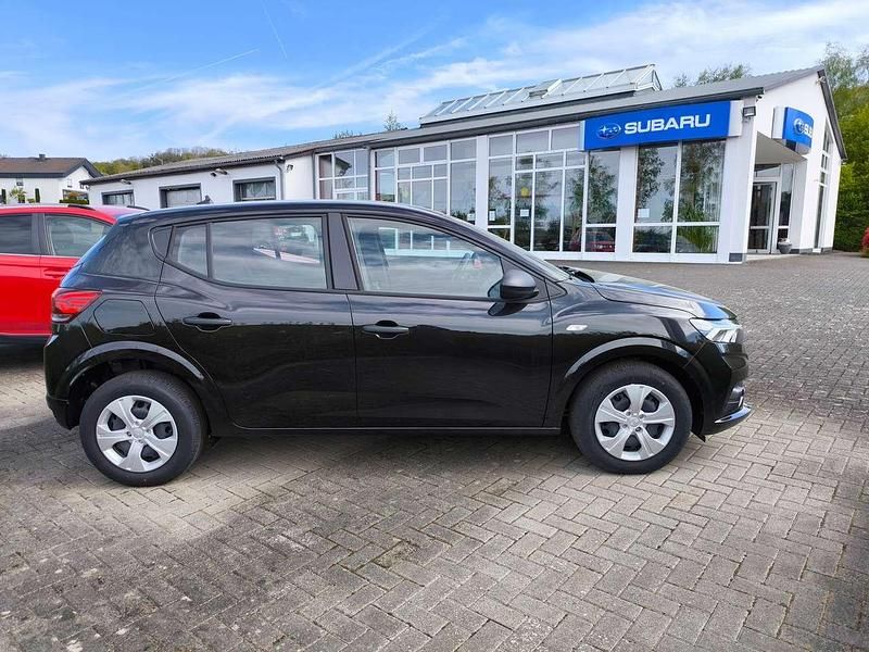 Neu Dacia Sandero Essentiel 91 PS (66 kW) 2025 Nacresschwarz metallic Limousine