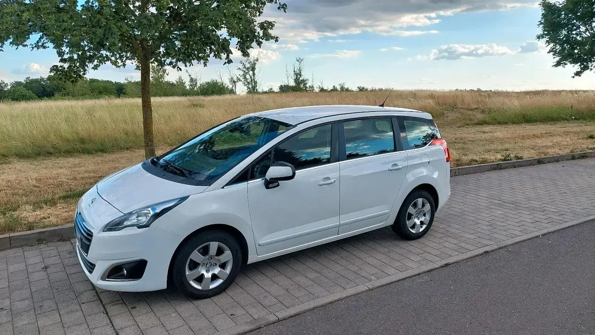 Gebraucht Peugeot 5008 Active 120 PS (88 kW) 2016 Weiß Van / Kleinbus