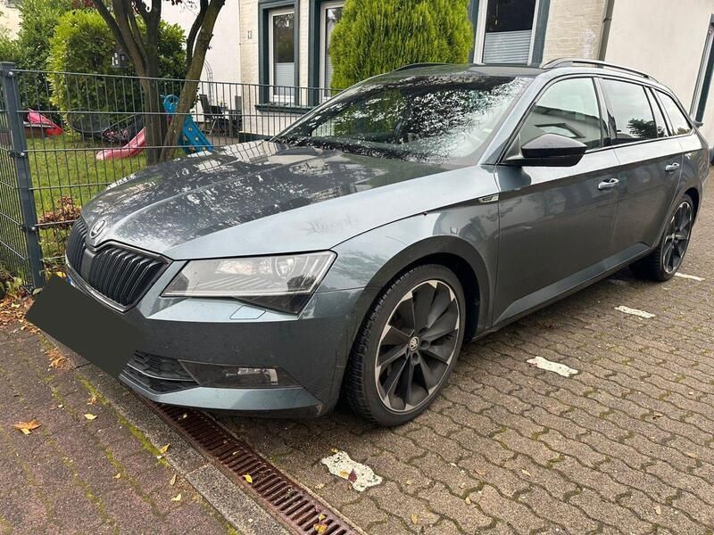Grau Gebraucht 2019 Skoda Superb SportLine Kombi | 19.999 € - Bild 1/4