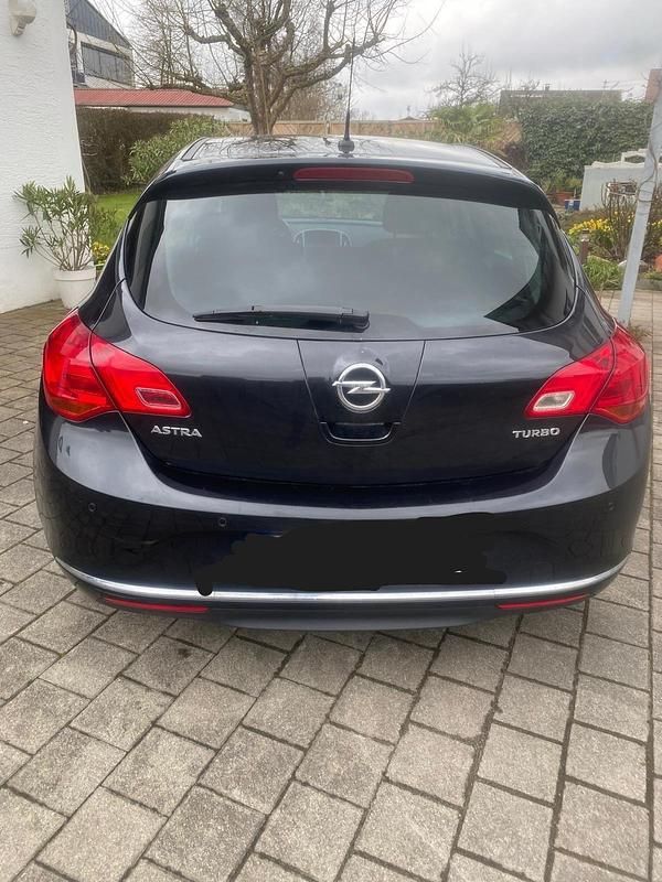 Gebraucht Opel Astra 140 PS (102 kW) 2014 Schwarz Limousine