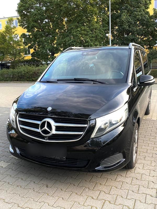 Schwarz Gebraucht 2014 Mercedes V250 Avantgarde Van / Kleinbus | 26.600 € (Guter Preis) - Bild 1/4