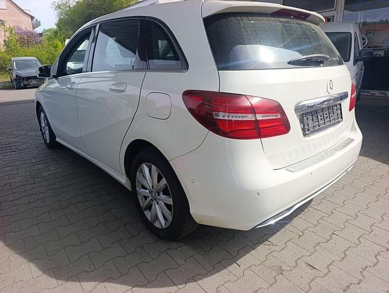Gebraucht Mercedes B180 109 PS (80 kW) 2015 Weiß Van / Kleinbus