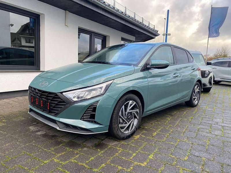 Mangrove green Gebraucht 2024 Hyundai i20 Pure Kleinwagen | 17.880 € (Fairer Preis) - Bild 1/4