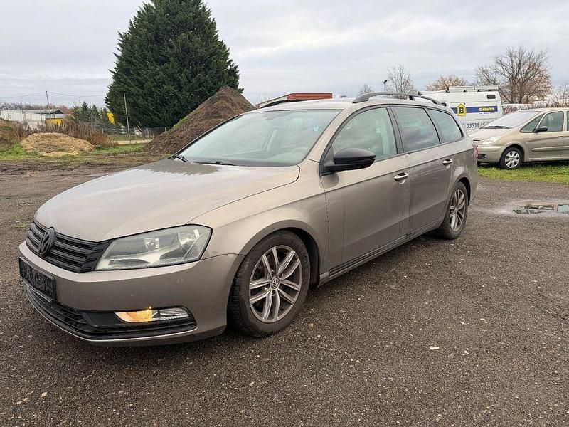 Braun Gebraucht 2011 VW Passat Kombi | 3.990 € (Superpreis) - Bild 1/4
