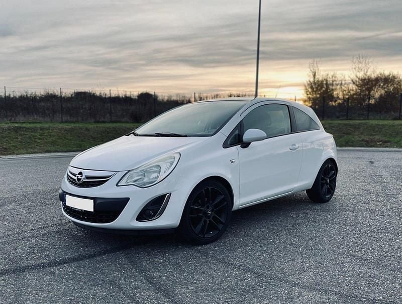 Weiß Gebraucht 2011 Opel Corsa Color Edition Kleinwagen | 4.900 € (Fairer Preis) - Bild 1/4