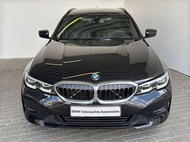 Black sapphire metallic Gebraucht 2022 BMW 318 Advantage Kombi | 25.989 € (Fairer Preis) - Bild 1/4