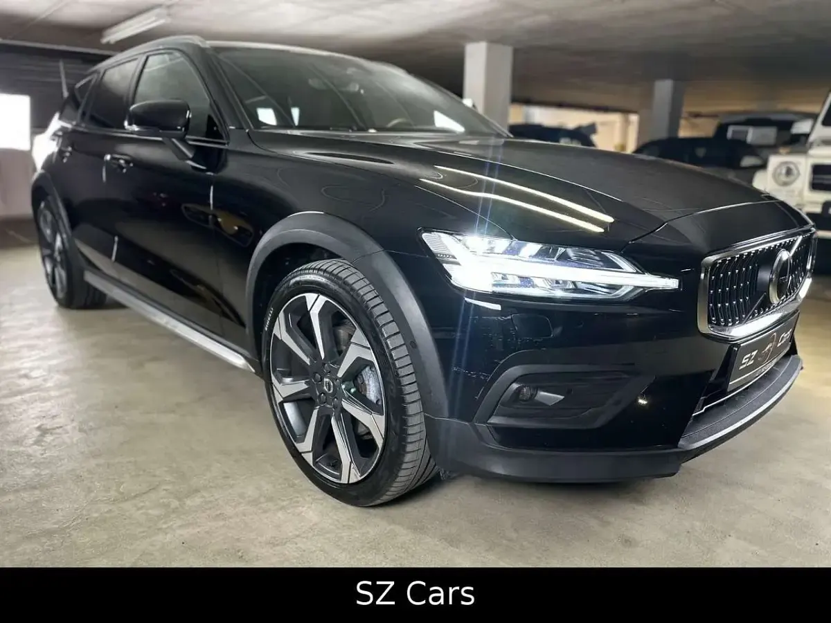 Second-hand Volvo V60 CC Ultimate 197 CP (144 kW) 2023 Negru Break