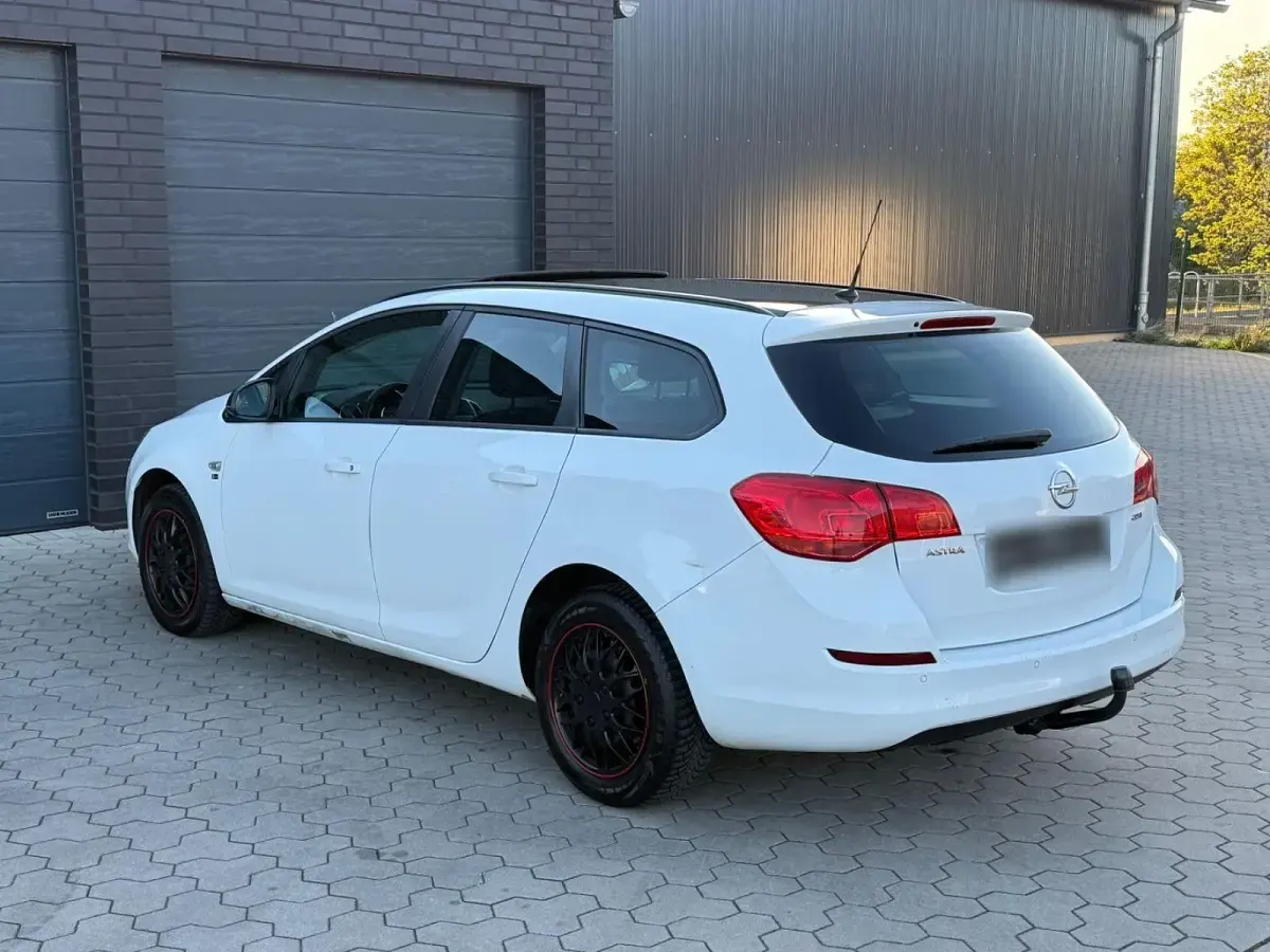 Usado Opel Astra 110 HP (80 kW) 2012 Branco Carrinha
