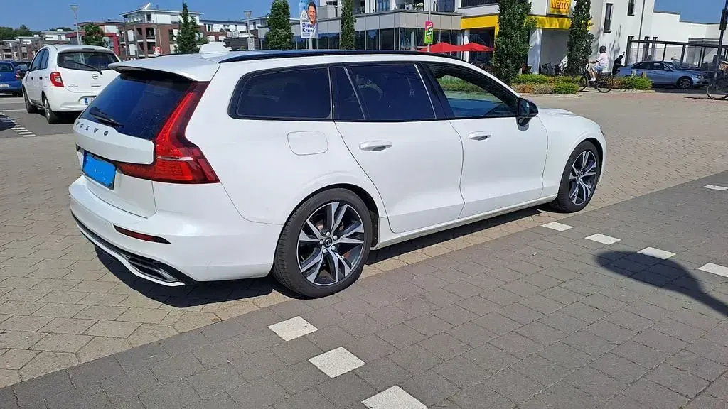 Gebraucht Volvo V60 R-Design 190 PS (139 kW) 2020 Weiß Kombi