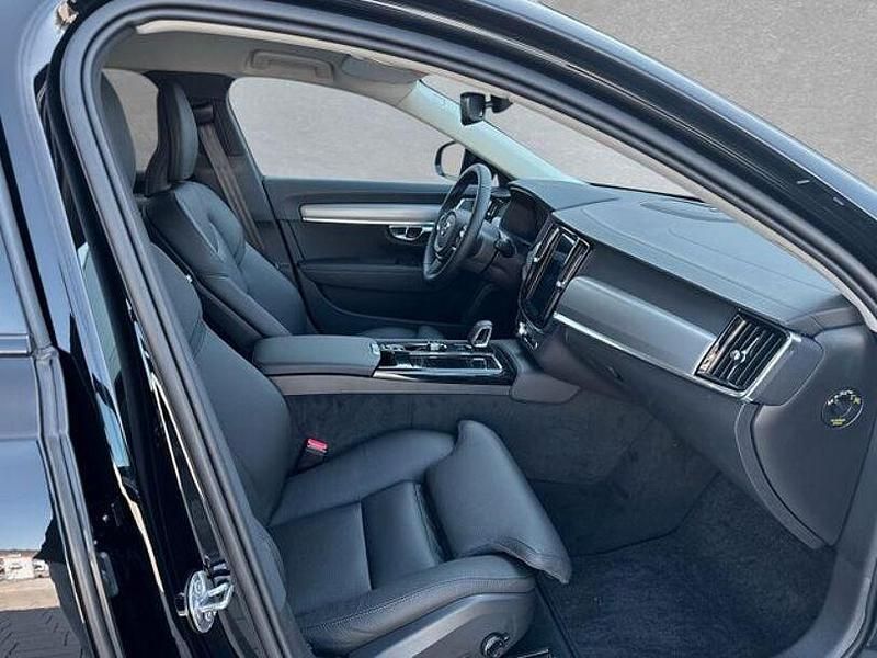 Second-hand Volvo V90 Plus 455 CP (334 kW) 2024 Negru Break