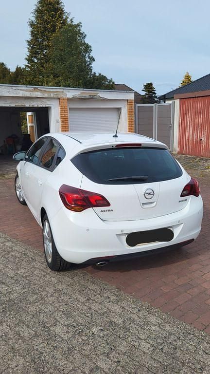 Usata Opel Astra 140 CV (102 kW) 2012 Bianco Berlina