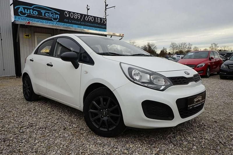 (ud) clear white Gebraucht 2014 Kia Rio Limousine | 5.950 € (Fairer Preis) - Bild 1/3