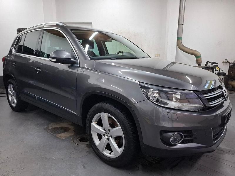 Grau Gebraucht 2016 VW Tiguan LOUNGE SUV | 14.490 € (Etwas zu teuer) - Bild 1/4