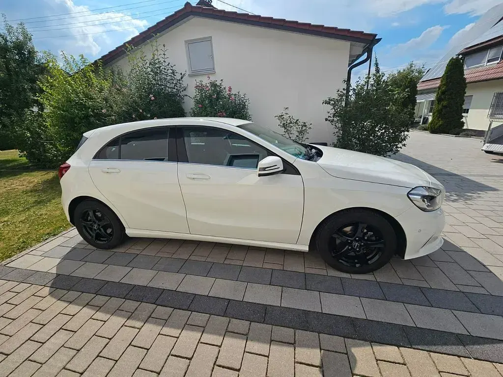 Gebraucht Mercedes A180 Urban 122 PS (89 kW) 2017 Weiß Kleinwagen