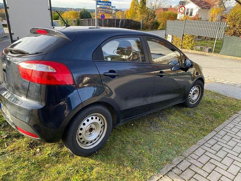 Gebraucht Kia Rio 86 PS (63 kW) 2014 Blau Limousine