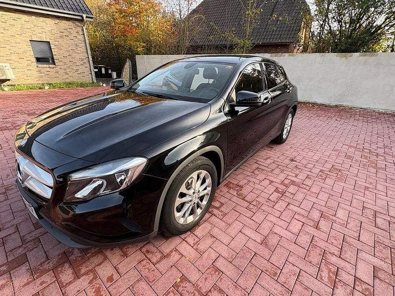 Schwarz Gebraucht 2015 Mercedes GLA180 SUV | 9.499 € (Guter Preis) - Bild 1/4