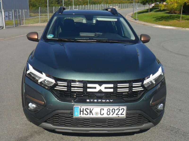 Grün Gebraucht 2024 Dacia Sandero Comfort Kleinwagen | 15.900 € (Fairer Preis) - Bild 1/4
