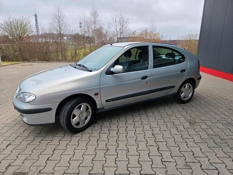 Gebraucht Renault Mégane 106 PS (77 kW) 2000 Silber Limousine