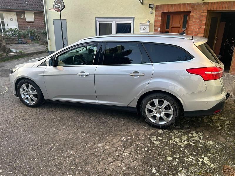 Gebraucht Ford Focus Titanium 125 PS (91 kW) 2016 Grau Kombi
