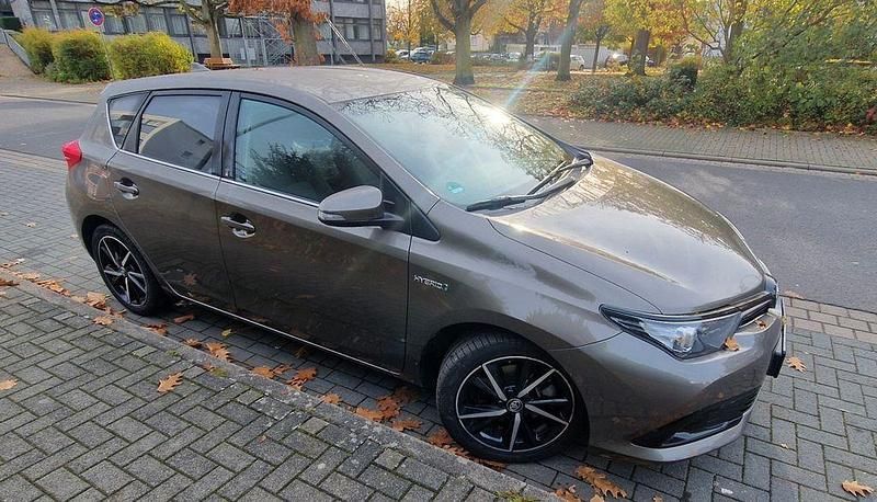 Braun Gebraucht 2018 Toyota Auris Hybrid Team Limousine | 16.800 € (Fairer Preis) - Bild 1/4
