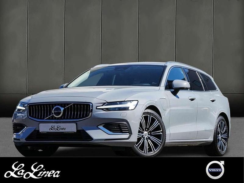 Grau Gebraucht 2024 Volvo V60 Plus Kombi | 49.390 € (Teuer) - Bild 1/3