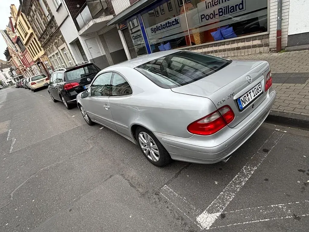 Second-hand Mercedes E200 Elegance 163 CP (119 kW) 2002 Argintiu Berlinǎ