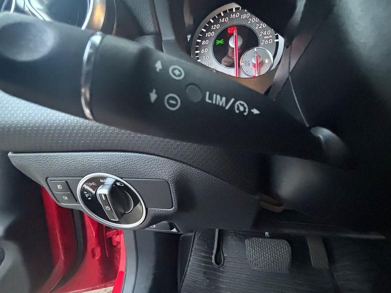 Gebraucht Mercedes A180 Urban 122 PS (89 kW) 2014 Rot Limousine