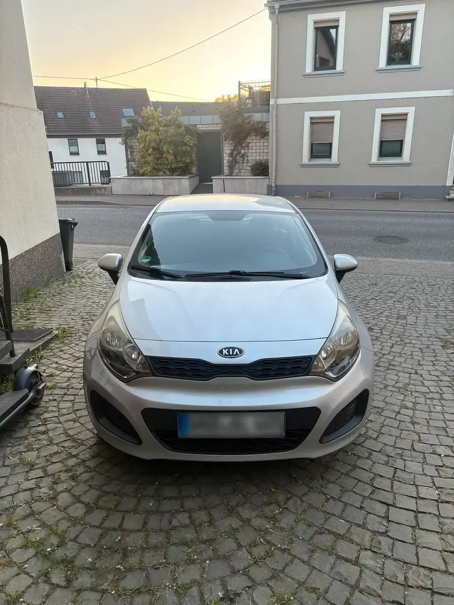 Gebraucht Kia Rio 109 PS (80 kW) 2012 Silber Kleinwagen