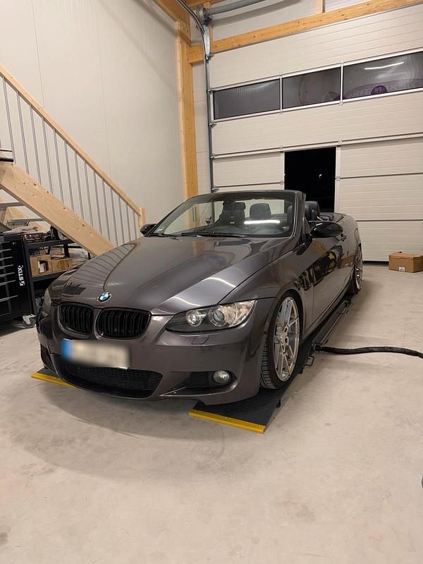 Grau Gebraucht 2007 BMW 330 Cabriolet M Performance Cabrio | 16.400 € (Fairer Preis) - Bild 1/4