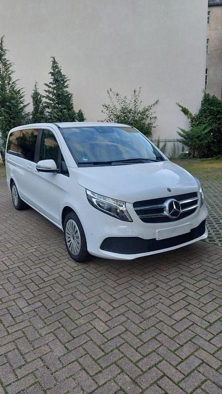 Weiß Gebraucht 2020 Mercedes V220 Van / Kleinbus | 38.490 € (Fairer Preis) - Bild 1/4